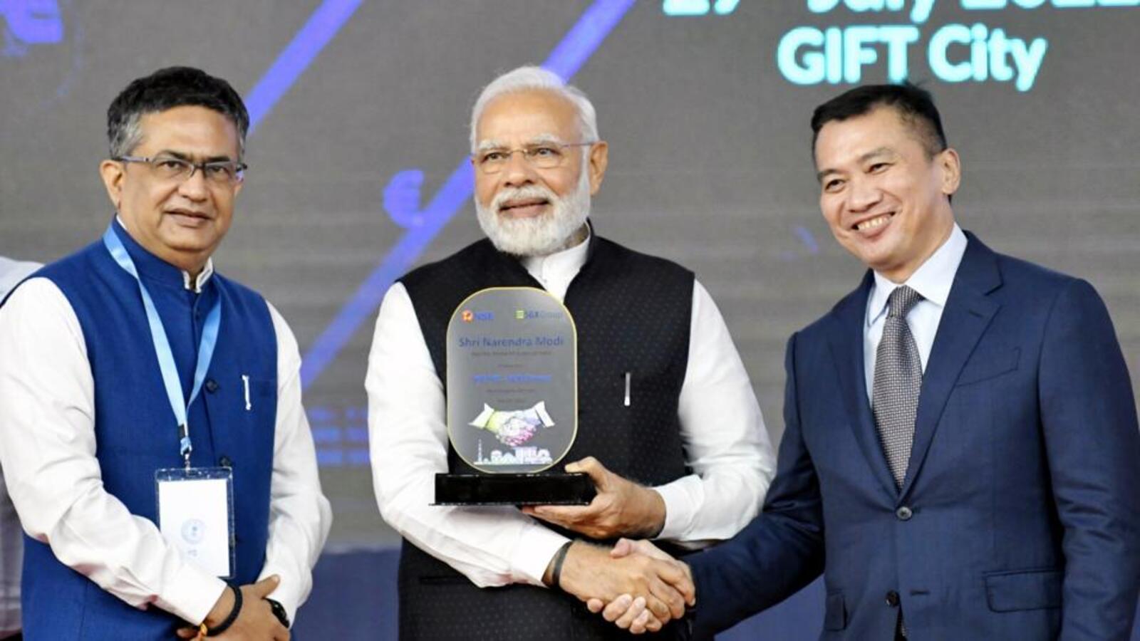 Are PM Modi's image on the gift bags provided at the FIFA World Cup 2022  opening ceremony in Qatar? - Fact Crescendo