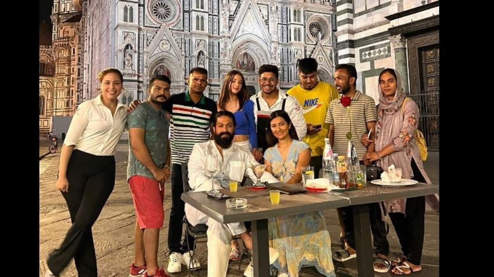 Yash condivide la sua foto in piedi con i fan di Italia e Bangladesh