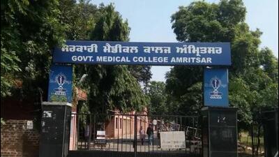 Government Medical College, Amritsar, director-principal Dr Rajiv Kumar Devgan and medical superintendent Dr KD Singh resigned from their posts on Saturday, a day after the humiliating treatment meted out to Baba Farid University of Health Sciences (BFUHS) vice-chancellor Dr Raj Bahadur by Punjab health minister Chetan Singh Jouramajra. (Ht file photo) Government Medical College, Amritsar, director-principal Dr Rajiv Kumar Devgan and medical superintendent Dr KD Singh resigned from their posts on Saturday, a day after the humiliating treatment meted out to Baba Farid University of Health Sciences (BFUHS) vice-chancellor Dr Raj Bahadur by Punjab health minister Chetan Singh Jouramajra. (Ht file photo)