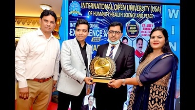 Rajiv Mishra (second from right) being honoured at the function in Bhopal. (HT PHOTO)