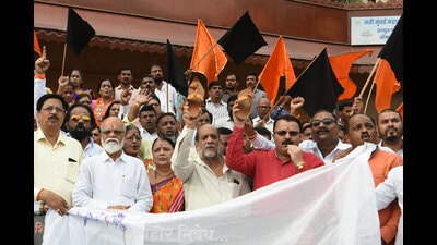 Shiv Sena workers of Uddhav Thackeray faction stage a protest against Maharashtra Governor Bhagat Singh Koshyari over his remarks at Shivaji Maharaj Chowk, Vashi. (Bachchan Kumar/ HT PHOTO)