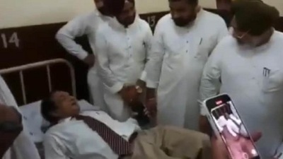 Punjab health minister Chetan Singh Jouramajra (R) with BFUHS V-C Dr Raj Bahadur (on bed) at Faridkot medical college and hospital on Friday. (HT photo)