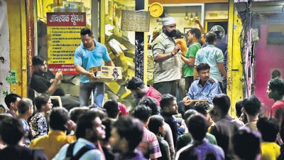 Heavy rush outside a liquor shop at Karol Bagh in New Delhi on Saturday. (Raj K Raj/HT Photo) Heavy rush outside a liquor shop at Karol Bagh in New Delhi on Saturday. (Raj K Raj/HT Photo)