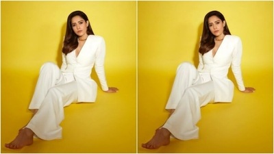 Assisted by makeup artist Tanvi Marathe, Nushrratt decked up in nude eyeshadow, black eyeliner, mascara-laden eyelashes, drawn eyebrows, contoured cheeks and a shade of nude lipstick. (Instagram/@nushrrattbharuccha)