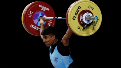 Commonwealth Games - Men's 55kg Weightlifting - India's Sanket Mahadev Sargar in action (REUTERS)