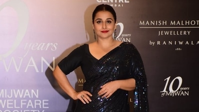 Vidya Balan, who was seen in a glamourous avatar, wore a black saree to the event. She was joined by her husband, film producer Siddharth Roy Kapur. Vidya Balan, who was seen in a glamourous avatar, wore a black saree to the event. She was joined by her husband, film producer Siddharth Roy Kapur. 