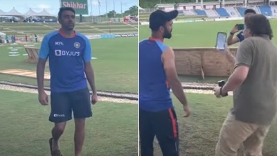 While the fan was getting a selfie clicked with Karthik, Ashwin did something no one expected.&nbsp; (Screengrab/Vimal Kumar)