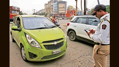 Traffic police fine violator with an e-challan machine at Katraj chowk on Saturday. (Ravindra Joshi/HT PHOTO)