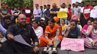 MLA Gurpreet Gogi interacting with PAU students during the protest against the state government in Ludhiana. (Gurpreet Singh/HT)