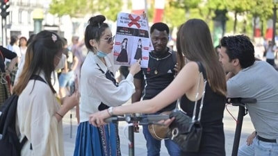 Chinese students in Paris protest outside a Dior store on July 23, 2022 against the brand's "cultural appropriation" of traditional Chinese designs. (Global Times)