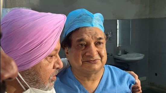 Baba Farid medical varsity vice-chancellor Dr Raj Bahadur gets emotional while talking about the incident where he was forced to li eon a dirty patient bed by Punjab health minister Chetan Singh Jouramajra during an inspection. (HT photo)