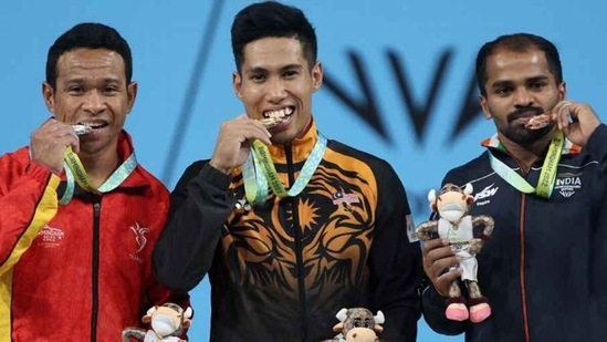 Gururaja Poojary (extreme right) won India's second medal at CWG 2022.&nbsp;(Twitter)
