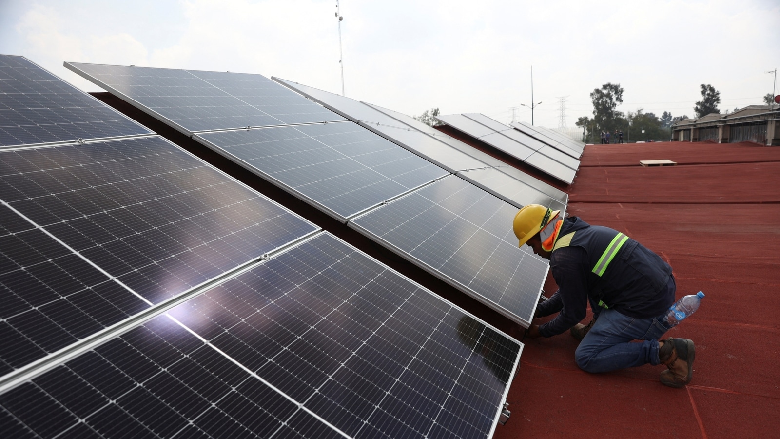 Solar energy system will be installed on the roof of 41 laborers who came out of the tunnel, this Gujarat company will bear the cost.