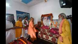 Yogi Adityanath paying tributes to the late Paramhans Ramchandra Das on his 19th death anniversary on Sunday.  (Source)