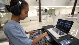 O DJ saudita Leen Naif toca em um evento universitário na cidade costeira de Jeddah, na Arábia Saudita, no Mar Vermelho, em 26 de maio de 2022.