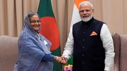 O primeiro-ministro Narendra Modi cumprimentando o primeiro-ministro de Bangladesh, Sheikh Hasina.