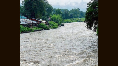 After the Beas River spilled on to the road in Dwada, traffic on the Chandigarh-Manali highway was diverted via Kataula-Bajaura. (HT PHOTO) After the Beas River spilled on to the road in Dwada, traffic on the Chandigarh-Manali highway was diverted via Kataula-Bajaura. (HT PHOTO)