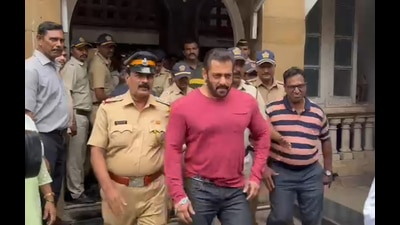 Salman Khan outside CP Office after meeting Police Commissioner Vivek Phansalkar at Crawford Market (Hindustan Times)