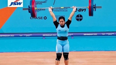 Bindyarani Devi successfully lifted 81kg in her first snatch attempt in the women's 55kg category. (Narendra Modi Twitter) Bindyarani Devi successfully lifted 81kg in her first snatch attempt in the women's 55kg category. (Narendra Modi Twitter)