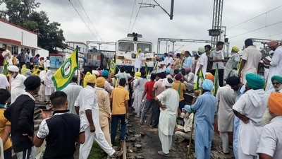 Activists of BKU (Ekta Ugrahan) block railway tracks in Bathinda on Sunday. (Vishal Joshi/HT photo) Activists of BKU (Ekta Ugrahan) block railway tracks in Bathinda on Sunday. (Vishal Joshi/HT photo)