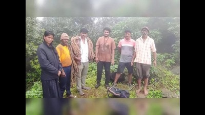 Vinod Bagul (fourth from left) with rescue team at Durgwadi. (HT PHOTO)