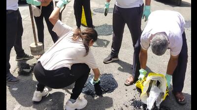 The volunteers underwent short training from road engineers and managed to fill 16 potholes on Hill Road junction between 10 am to 12.30 pm on Sunday. The volunteers underwent short training from road engineers and managed to fill 16 potholes on Hill Road junction between 10 am to 12.30 pm on Sunday.