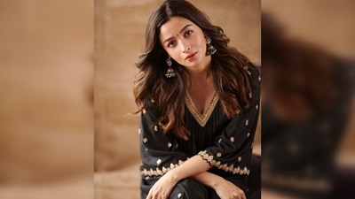 Alia Bhatt wore minimal makeup as she flaunted her natural pregnancy glow. The small black bindi added more charm to her overall ethnic look. (Instagram/@aliaabhatt) Alia Bhatt wore minimal makeup as she flaunted her natural pregnancy glow. The small black bindi added more charm to her overall ethnic look. (Instagram/@aliaabhatt)