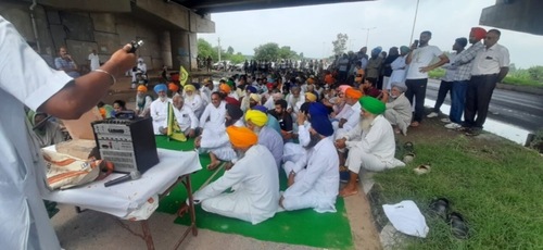 Farmers under the banner of BKU (Shaheed Bhagat Singh) protesting at Shambhu toll plaza in Ambala. (HT photo) Farmers under the banner of BKU (Shaheed Bhagat Singh) protesting at Shambhu toll plaza in Ambala. (HT photo)