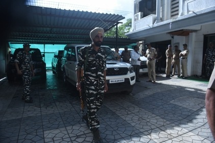 ED team reached Shiv Sena leader Sanjay Raut's house in Bhandup in Mumbai.&nbsp; (Satish Bate)