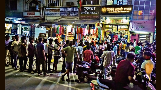 Heavy Rush seen near a liquor shop at Karol Bagh after the expected liquor shortage, July 30, 2022 (Hindustan Times)