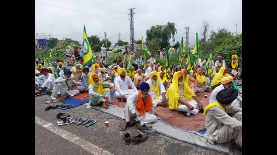 Farmers under the banner of Sanyukt Kisan Morcha (SKM) protesting against the Union government on the Ludhiana-Ferozepur Highway on Sunday. (HT Photo)