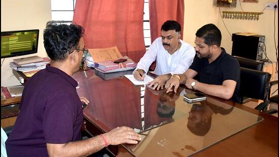 Jharkhand Congress president Rajesh Thakur with party MLA Anoop Singh lodging an FIR against his party’s suspended MLAs Dr. Irfan Ansari, Naman Vixal Kongadi and Rajesh Kachhap accusing them of conspiracy to topple the state government at Ranchi Argora police station in Ranchi on Sunday. (ANI PHOTO.)