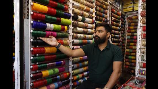 Hanuman Mandir is a one-stop shop for bangles. (Photo: Shantanu Bhattacharya/HT) Hanuman Mandir is a one-stop shop for bangles. (Photo: Shantanu Bhattacharya/HT)