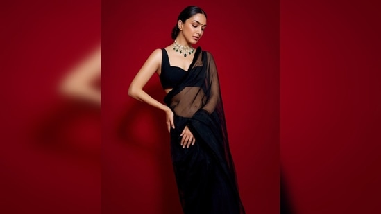 Kiara Advani donned this elegant black saree teamed with a sleeveless blouse and pearl choker.(Instagram/@kiaraaliaadvani)