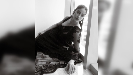 Janhvi Kapoor's sharp winged eyes complimented her dreamy vintage look. She left her hairstyle simple by tying it in a mid-high ponytail.(Instagram/@janhvikapoor)