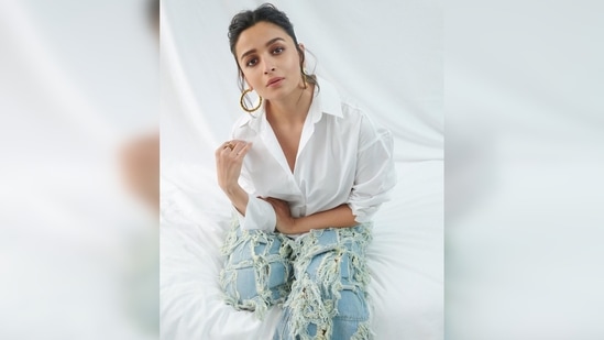 "just another day … lounging around and promoting darlings - hope you’re having a nice day .. bye," Alia Bhatt captioned her post(Instagram/@aliaabhatt)