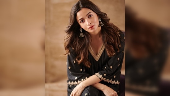 Alia Bhatt wore minimal makeup as she flaunted her natural pregnancy glow. The small black bindi added more charm to her overall ethnic look.(Instagram/@aliaabhatt)
