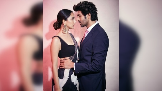 2022 and 2023 is the year for Kiara Advani. She has already dropped two hit films - Bhool Bhulaiyaa 2 and JuggJugg Jeeyo and will soon be seen in Govinda Naam Mera and Rohit Shetty's India Police Force. Just ahead of the release of Bhool Bhulaiyaa 2, Kiara shared a picture with her co-star in which she was seen wearing a black printed saree.(Instagram/@kiaraaliaadvani)