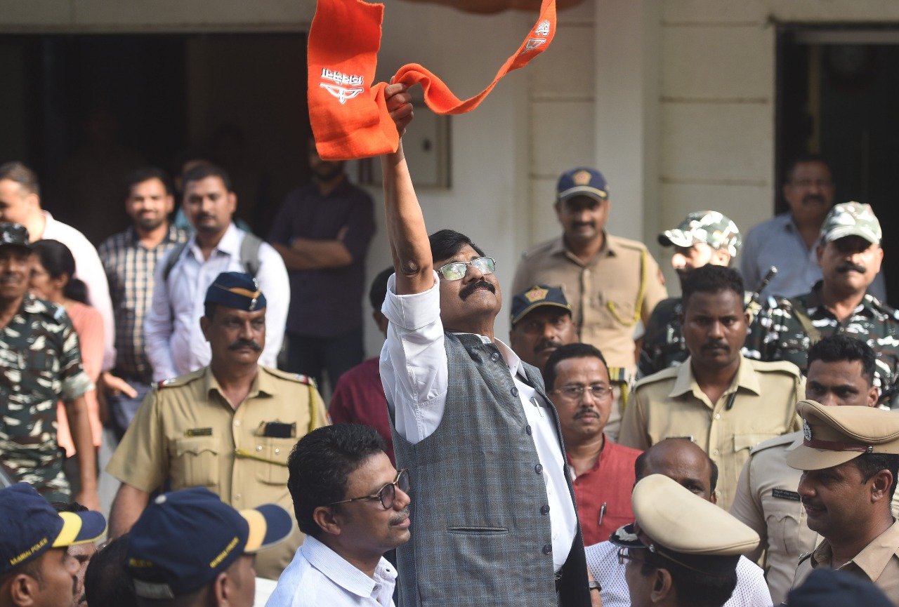 Shiv Sena leader Sanjay Raut waves at supporters at their residence in Mumbai on Sunday.&nbsp; (Satish Bate / HT Photo)