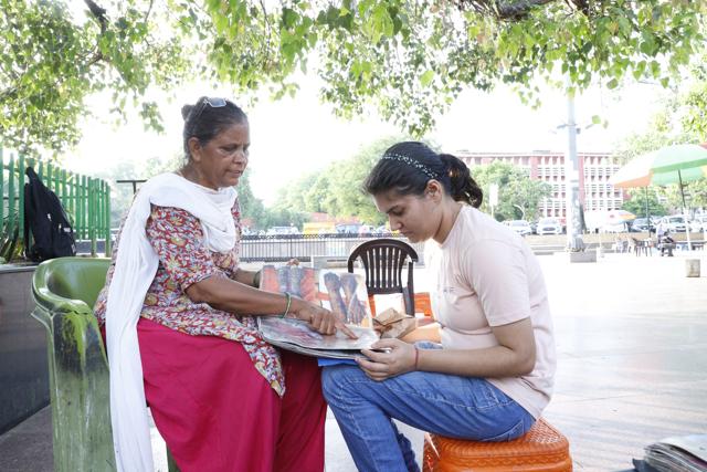For mehendiwalas stationed here, Teej means more sales. (Photo: Shantanu Bhattacharya/HT) For mehendiwalas stationed here, Teej means more sales. (Photo: Shantanu Bhattacharya/HT)