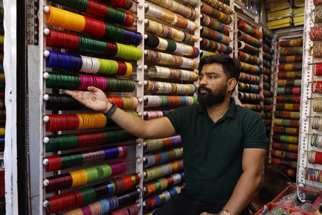 Hanuman Mandir is a one-stop shop for bangles. (Photo: Shantanu Bhattacharya/HT) Hanuman Mandir is a one-stop shop for bangles. (Photo: Shantanu Bhattacharya/HT)