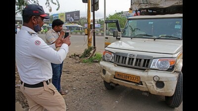 Pune traffic police official takes action against violators using e- chalan machine at Katraj chowk on Monday. (Ravindra Joshi/HT PHOTO)