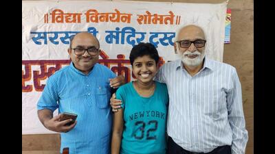 Divya Pavale (centre), the Thane girl, who scored 81.60% in SSC despite battling cancer, died on Monday evening. (HT PHOTO)