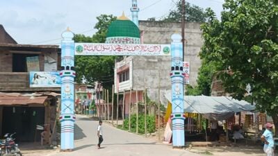 The temporary gate in Pratapgarh which the Kunda MLA’s father wants removed (ht photo) The temporary gate in Pratapgarh which the Kunda MLA’s father wants removed (ht photo)