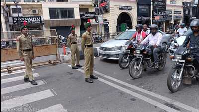 NCC cadets being trained for traffic management in Lucknow. (HT)