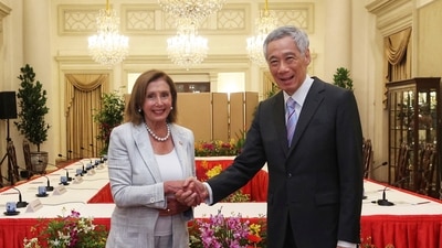 U.S. House Speaker Nancy Pelosi with Singaporean politician Lee Hsien Loong. (AP)