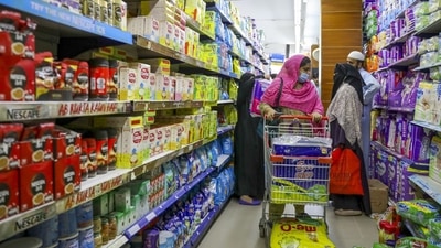 Shoppers at a supermarket in Islamabad, Pakistan, on Friday, July 29, 2022. Pakistan announces its consumer price index (CPI) figures on Aug. 1, 2022. Photographer: Asad Zaidi/Bloomberg (Bloomberg) Shoppers at a supermarket in Islamabad, Pakistan, on Friday, July 29, 2022. Pakistan announces its consumer price index (CPI) figures on Aug. 1, 2022. Photographer: Asad Zaidi/Bloomberg (Bloomberg)