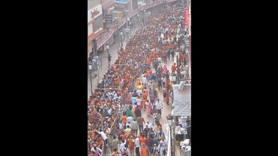 Kanwariyas waiting in queues outside Kashi Vishwanath Temple in Varanasi on Monday. (Rajesh Kumar/ht photo)