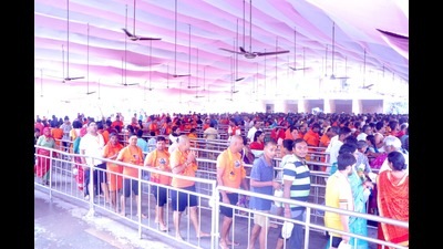 Devotees queued up at the Kashi Vishwanath Temple in Varanasi on Monday. (HT Photo) Devotees queued up at the Kashi Vishwanath Temple in Varanasi on Monday. (HT Photo)