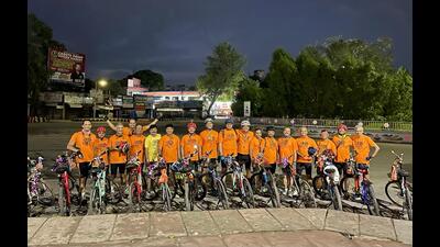 The doctors from Prayagraj sporting saffron clothes with their bicycles ahead of their kanwar yatra. ((HT))